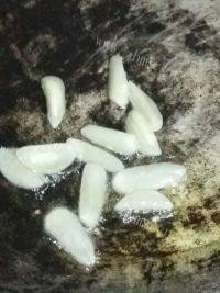 美味的肉末毛豆米做法图解3)