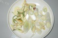 芹菜炒腐竹自制做法图解3)