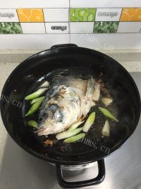 独特的鱼头炖豆腐做法图解4)
