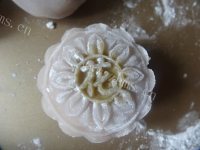 好吃的紫薯冰皮月饼做法图解18)