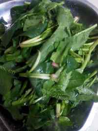 色味俱佳的菠菜炒鸡蛋做法图解2)