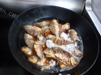 美味的酥鲫鱼做法图解15)