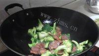 色味俱佳的香肠西兰花做法图解7)