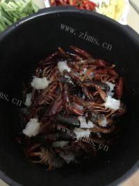 美味的香辣小龙虾做法图解3)