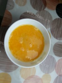 香气浓郁的鸡蛋炒蒜苗做法图解2)
