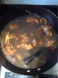 美味的红焖猪蹄做法图解5)