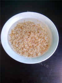 香喷喷的砂锅豆干焖肉做法图解2)