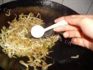 美味豆芽炒韭菜做法图解9)