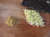 香气逼人的芹菜猪肉水饺做法图解4)