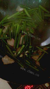 家常菜蒜苔炒肉做法图解11)