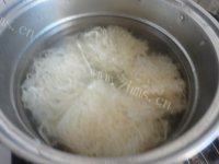 十分诱人的炒河粉做法图解2)