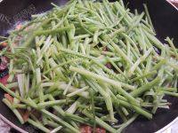 家常菜腊肉炒芹菜做法图解7)