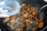 家常菜萝卜干炖肉做法图解12)