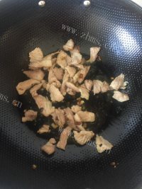 质嫩爽口的金针菇炒肉做法图解4)