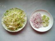 家常菜肉末卷心菜做法图解1)