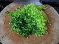 家常香辣芹菜馄饨做法图解4)