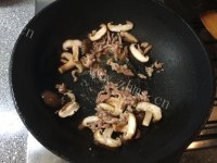 美味可口的香菇西兰花炒肉丝做法图解3)