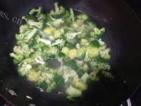 家常菜西兰花炒鸡蛋做法图解2)
