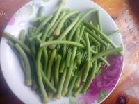 香喷喷的蒜苔炒肉做法图解2)