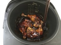 美味的酱油烧鸡腿做法图解7)