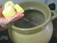 美味的玉米海带排骨汤做法图解3)