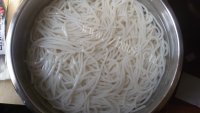 火腿鸡汤米线做法图解2)