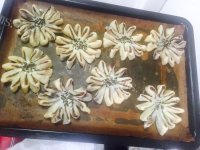 诱人的豆沙菊花酥做法图解20)