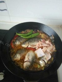 美味的酱炖鲫鱼做法图解8)