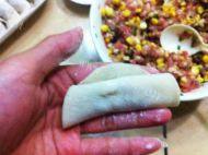 家常玉米冬菇鲜肉云吞做法图解5)