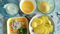 美味的葱香鲜虾土豆饼做法图解1)