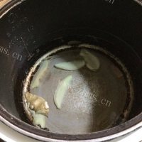 美味的真姬菇瘦肉粥做法图解2)