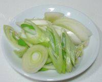 家常菜腊肠炒西兰花做法图解5)