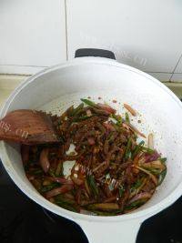 美味的洋葱尖椒炒牛柳做法图解13)
