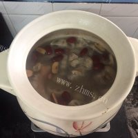 养颜花生莲藕猪脚汤做法图解5)