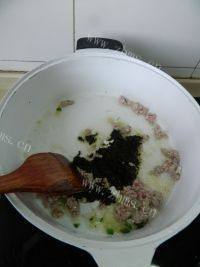 美味的橄榄肉末炒豆角做法图解7)
