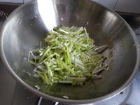 家常菜蒜黄炒鸡蛋做法图解5)