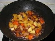 家常五花肉烧土豆做法图解3)