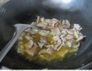 家常菜葱烧木耳炒肉做法图解5)
