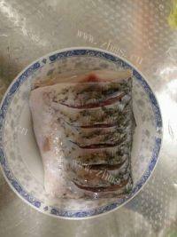 口感丰富的红烧草鱼做法图解2)