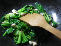 家常菜蘑菇炒菠菜
