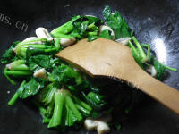 家常菜蘑菇炒菠菜