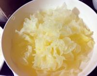 美味桃胶雪燕银耳羹做法图解4)