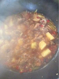 喷香的土豆焖鸡块做法图解5)