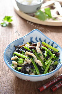 芹菜木耳炒肉丝做法图解7)