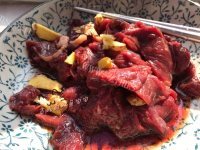 色泽鲜亮的芹菜炒牛肉做法图解2)