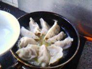 易做的冰花煎饺做法图解5)
