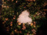 家常雪菜炒黄豆做法图解11)