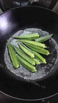 香菇鸡肉炒秋葵做法图解3)