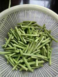 家常菜干煸豆角做法图解1)