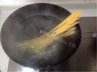 诱人的番茄肉酱意面做法图解3)
